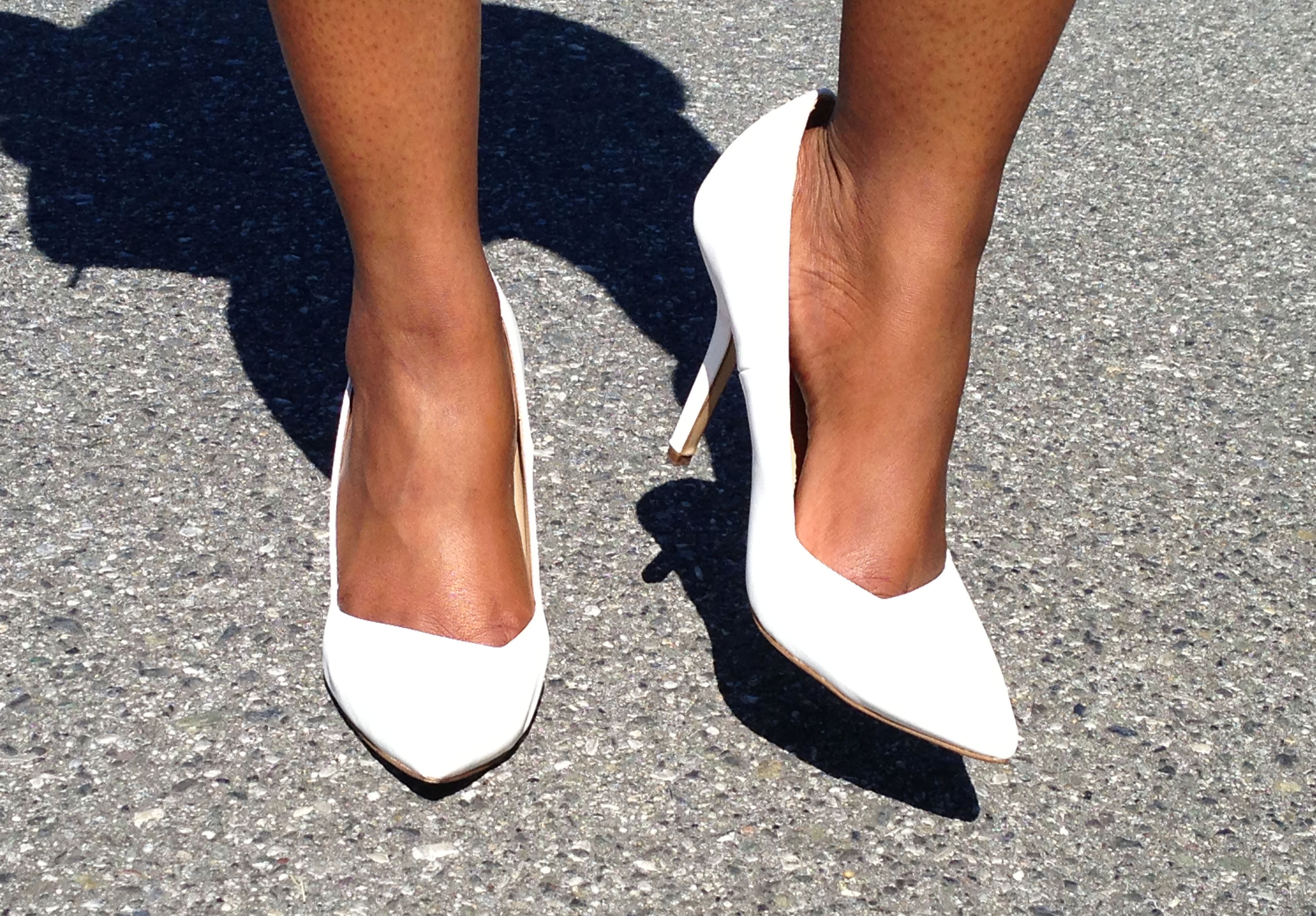 {Life/Style} Perfect White Pumps